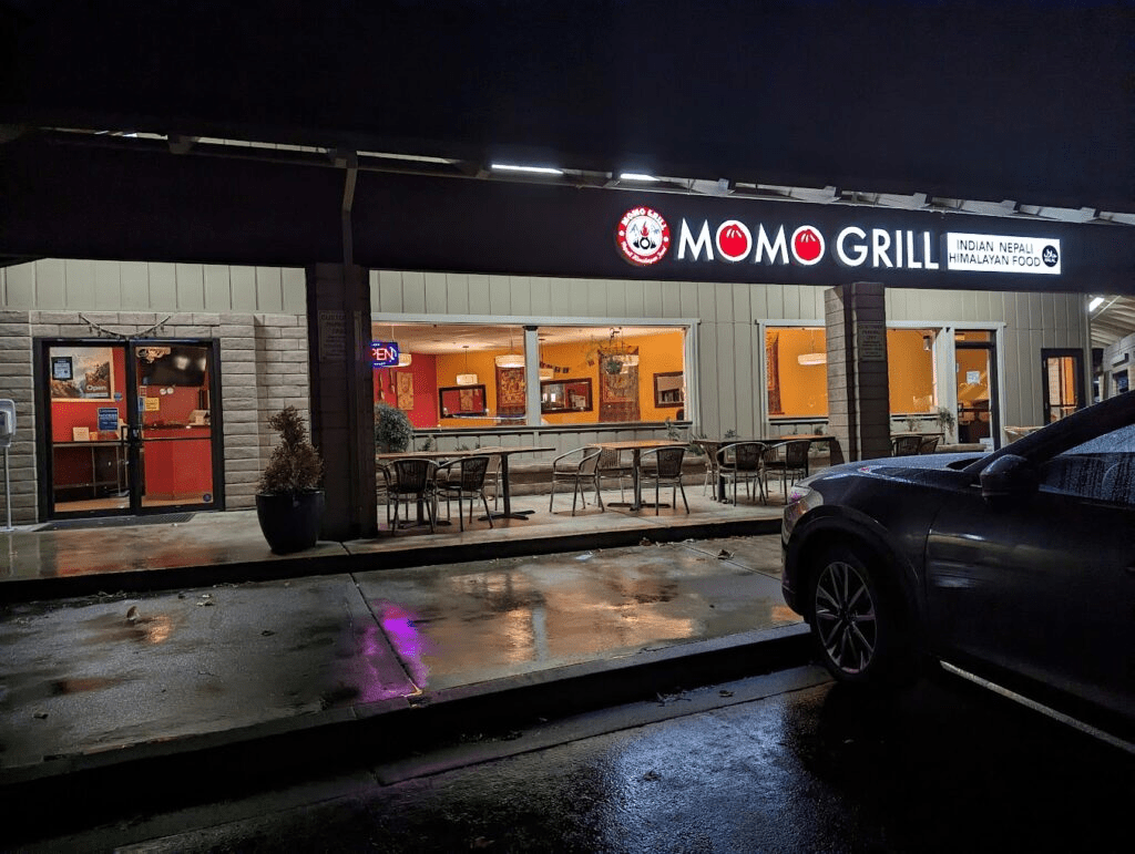 Momo Grill logo