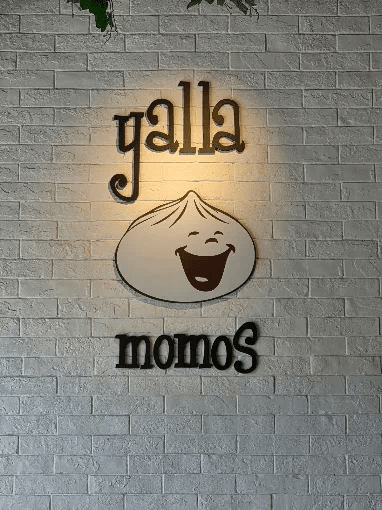 Yalla Momos logo